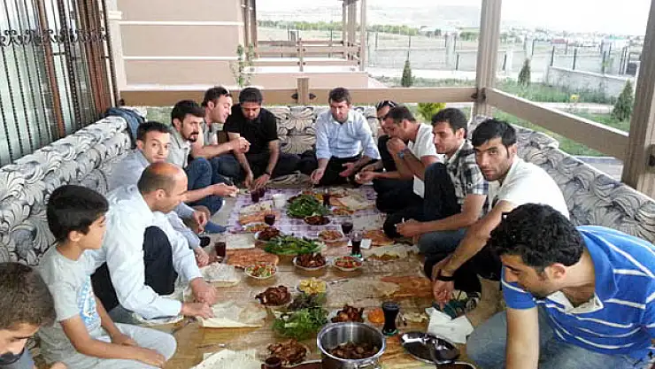 Gazeteci İzgiden, Tayini çıkan Günel İçin Veda Yemeği