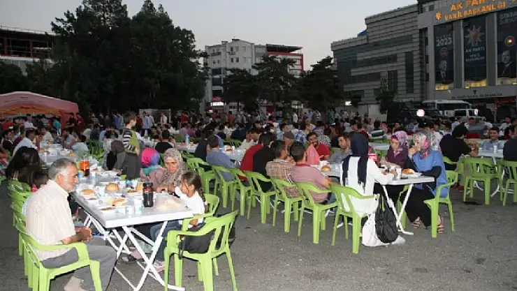 Van Kahvaltı Derneğinden İftar Çadırı