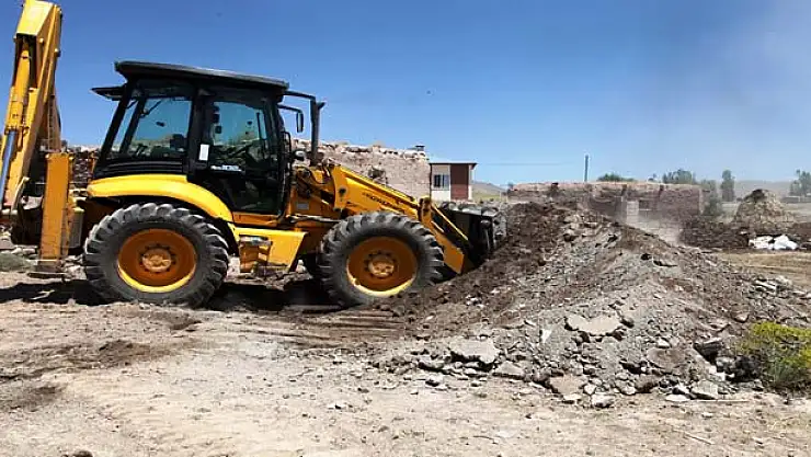 İpekyolu Belediyesi Çöp Yığınlarını Topladı