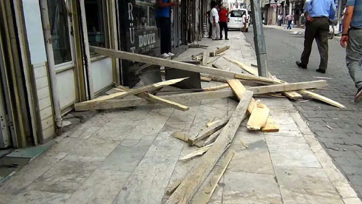 Erciş'te Hortum İş Yerlerine Zarar Verdi