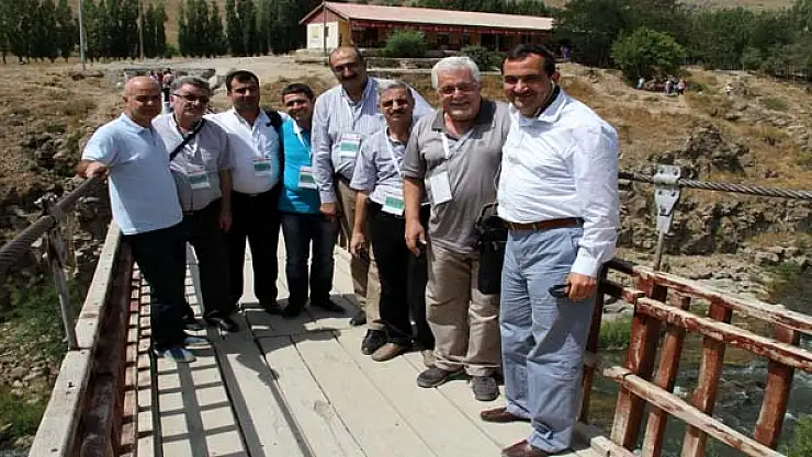 Bursalı Gazeteciler Muradiye Şelalesini Gezdi