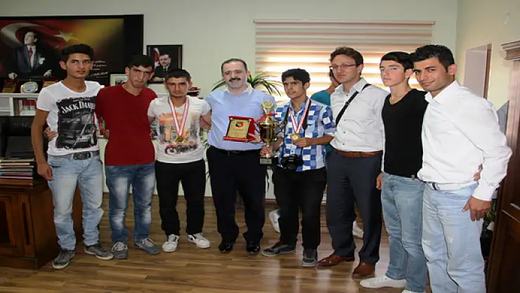 Kupalarını Başkan Özgökçe'ye Verdiler