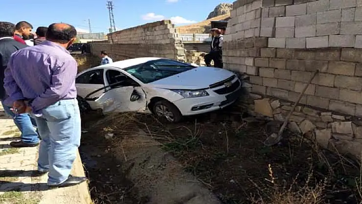 Van'da Trafik Kazısı: 2 Yaralı