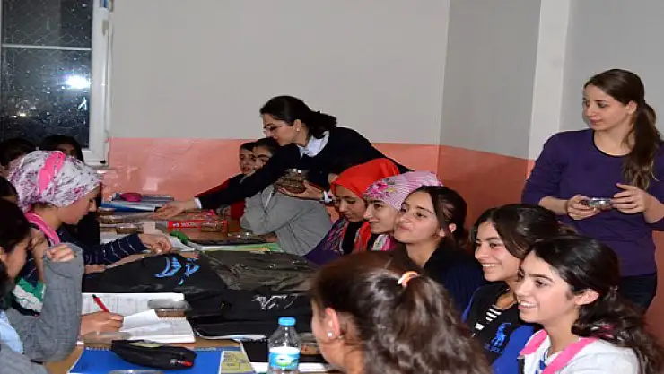 Özalp'da Kız Öğrencilere Aşure Dağıtıldı