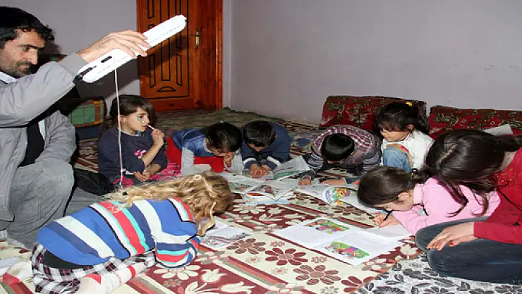 Öğrenciler Işıldaklı Ders Yapıyor