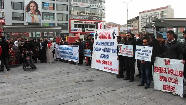 Engelliler  Seslerini Duyurmak İçin Yürüdü