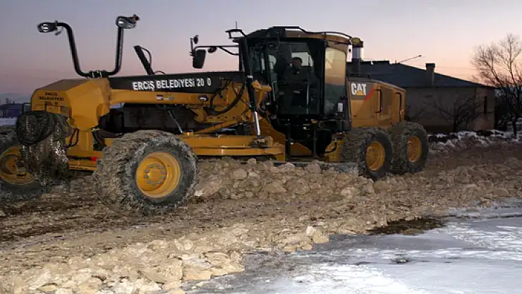 Erciş'te Yol Çalışmaları Devam Ediyor
