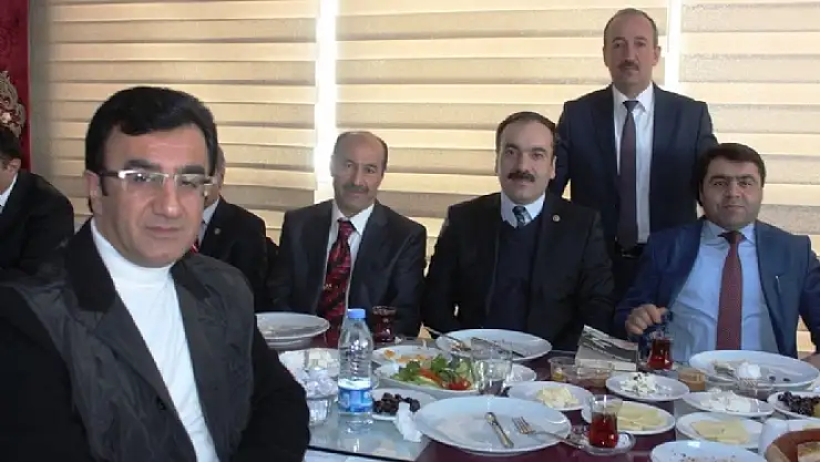 BİLİCİ TEKVANDOCULARLA BİR ARADA