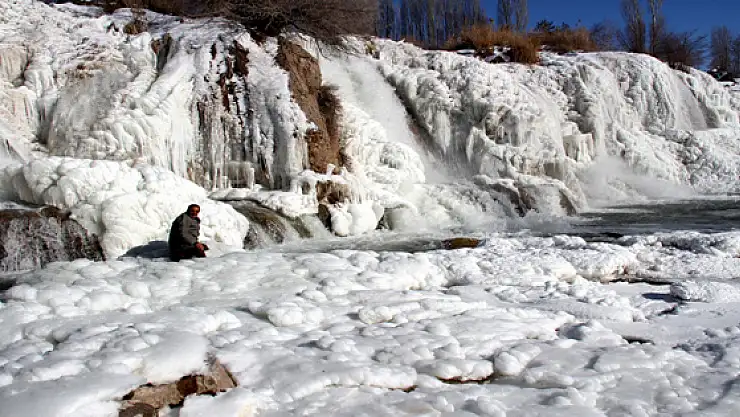 Muradiye Şelalesi Dondu