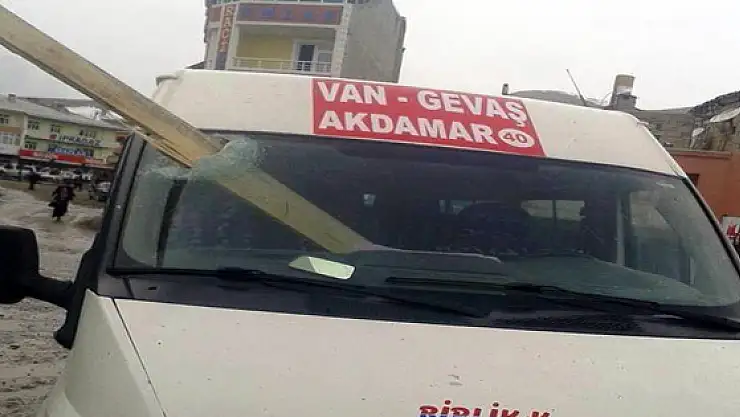 Gevaş'ta Fırtına Çatıları Uçurdu