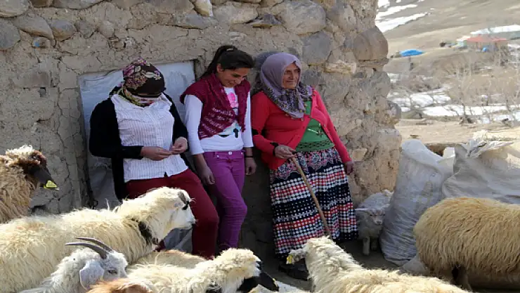 4 Çocuğuna Hem Annelik Hem Babalık Yapıyor