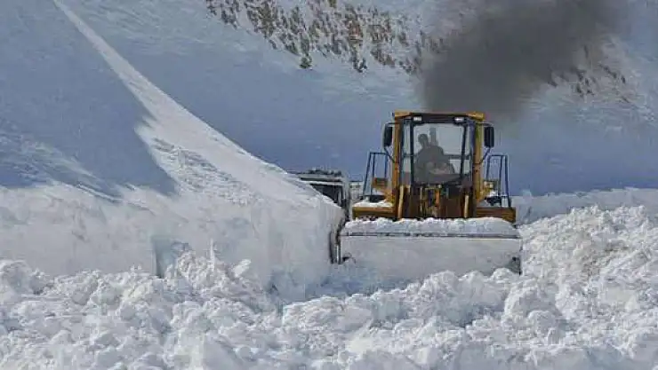 Bahçesaray Yoluna Çığ Düştü