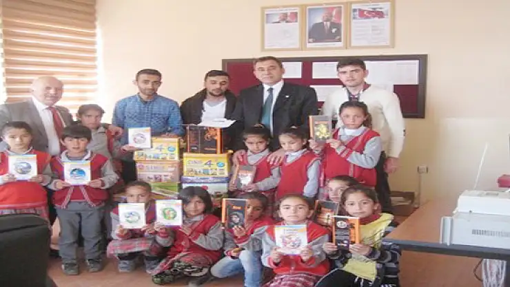 Kızılaydan Öğrencilere Kitap Yardımı