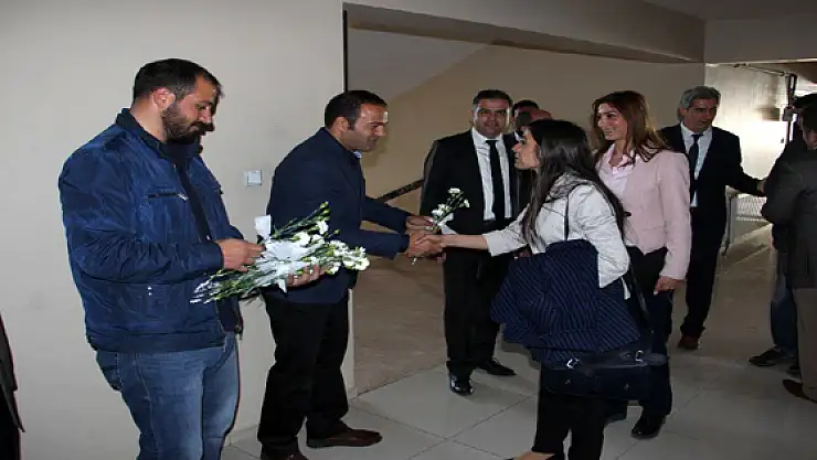Hdp Adayları Beyaz Karanfillerle Karşılandı