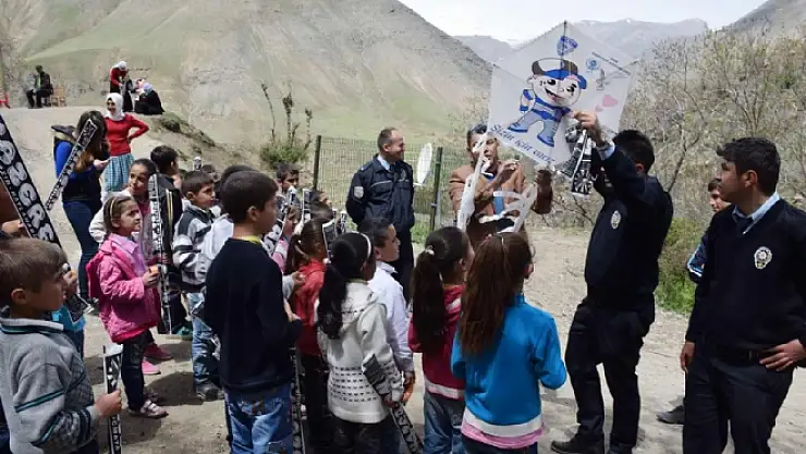 Kato Dağı'nda şarkı söyleyip uçurtma uçurdular