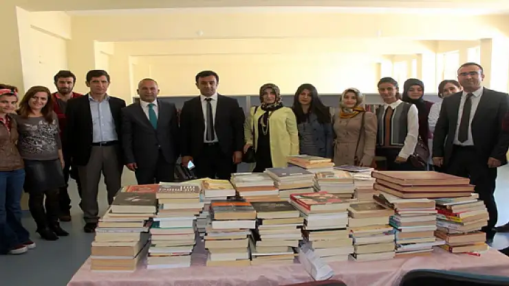 Üniversite Öğrencilerinden Eğitime Kitap Desteği