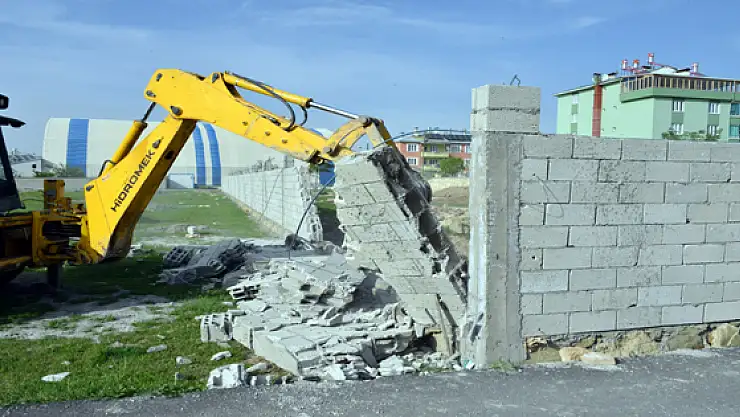 Yeşil Alana Duvar Ördü