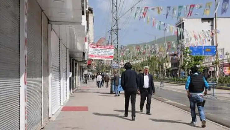 Yüksekova'da kepenkler açılmadı