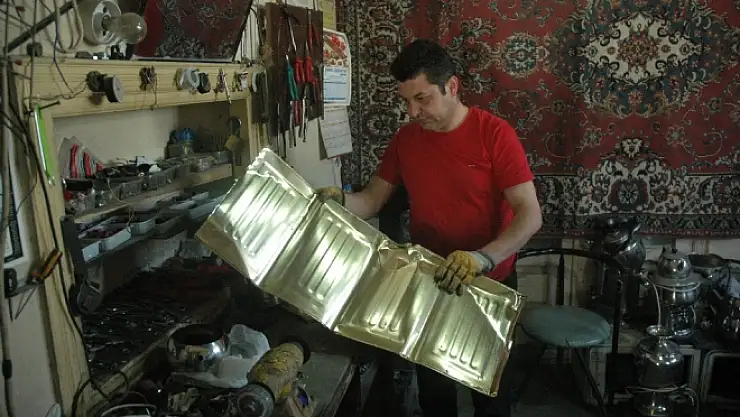 Çöpte Topladığı Tenekelerden Kumbara Yapıyor