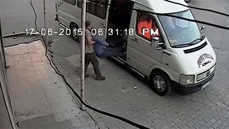 İnsanlık Ölmüş Minibüsten Alıp Kaldırıma Bıraktılar