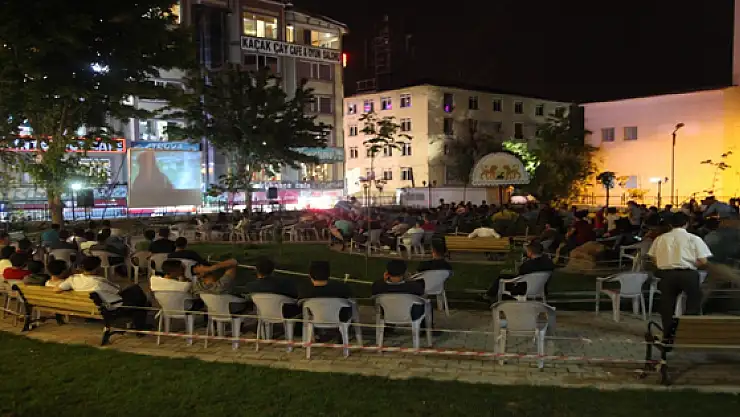İpekyolu Belediyesinden Açık Hava Film Gösterimi