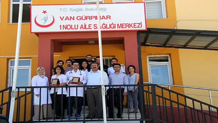 Bebek Dostu Kurum ve Hekimlere Plaket
