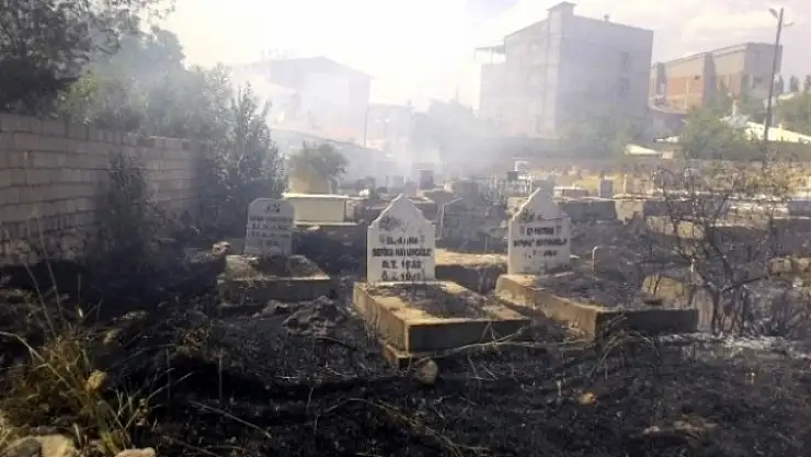 Mezarlık Yangını Büyük Zarar Verdi