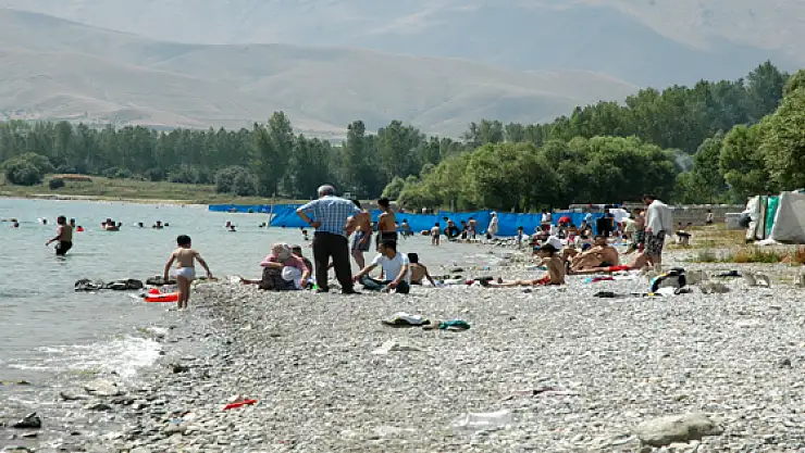 Vatandaşlar Van Gölüne Akın Ediyor