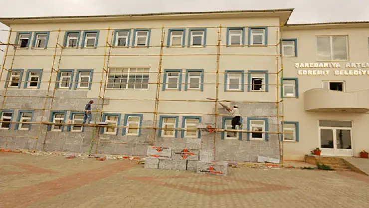 Edremit Belediye Binası Yenileniyor