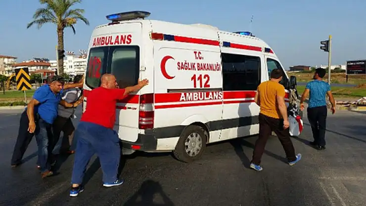 Ambulans kaza yapınca iş vatandaşlara düştü