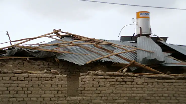 Hortum Çatıları Uçurdu 