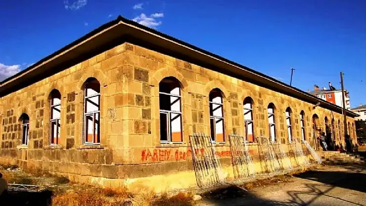 Tarihi okul onarılıyor