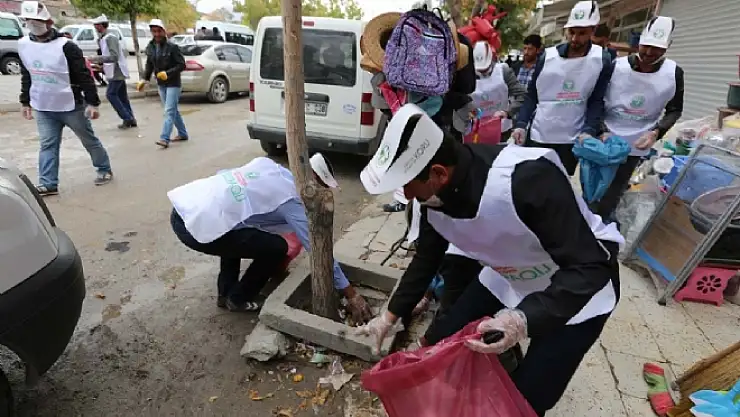 Gürpınar'da Eş Başkanlar Çevreyi Temizledi