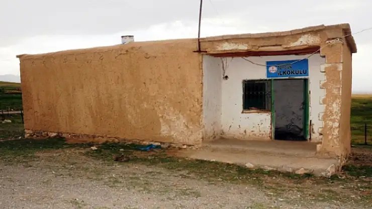 Tek Odalı Evini Okul Yaptı