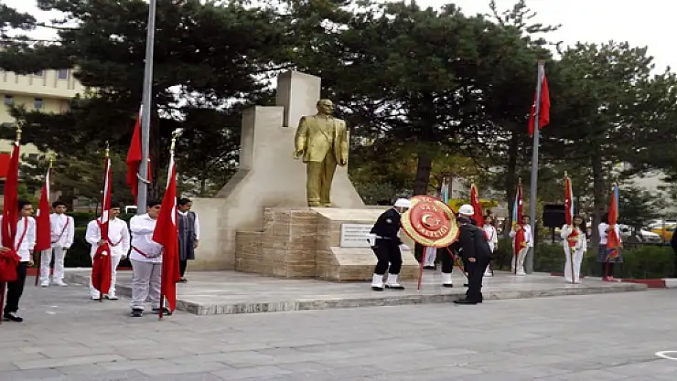 Van'da Atatürk Anıtı'na Çelenk Sunma Töreni