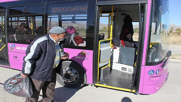 Belediyenin Kadın Şoförleri Direksiyon Başına Geçti