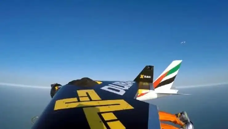 Jet Adamlar yolcu uçağıyla yan yana uçtu