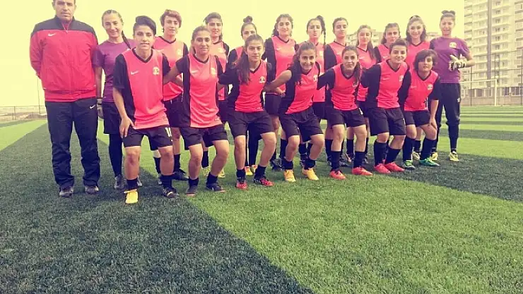 Kadın futbol takımı galibiyetle başladı