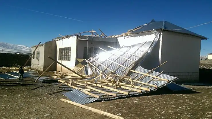 Başkalede Rüzgar Çatıları Uçurdu