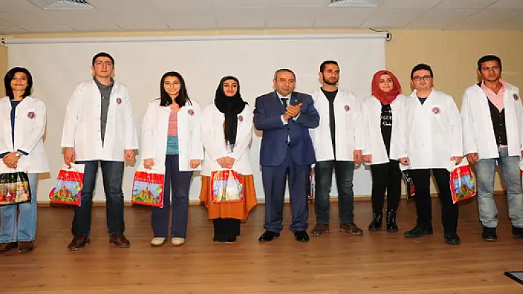 Tıp Fakültesi Öğrencilerine Önlük Giydirildi