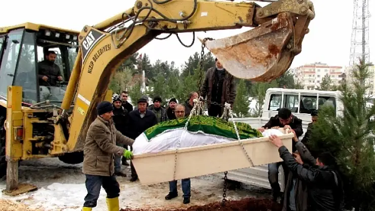 290 kiloluk adam kepçe yardımıyla defnedildi!