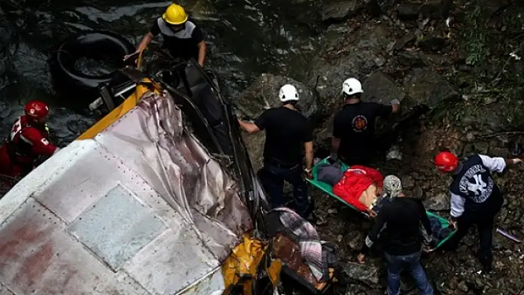 Futbolcuları taşıyan otobüs köprüden uçtu: 20 ölü