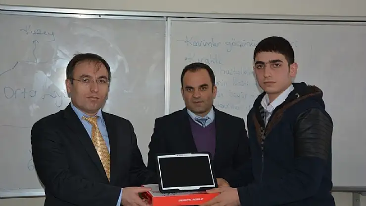 Kaymakam Akgül Öğrencilere Tablet Dağıttı