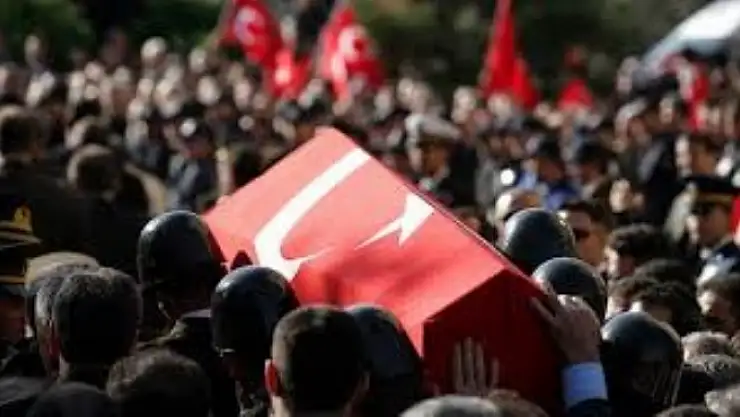 Erciş şehidine ağlıyor