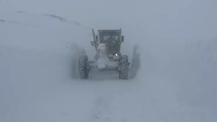 Van-Bahçesaray Yolu Kapandı