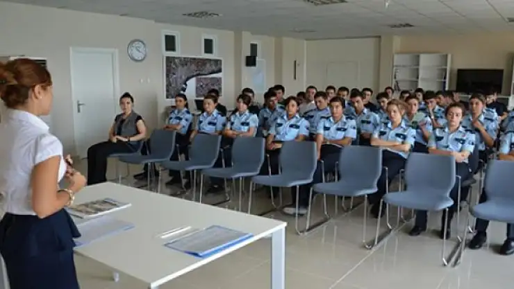 Polisten Gençlik Ve Güvenli Gelecek Semineri