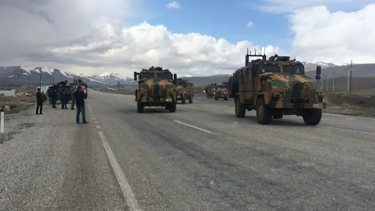 Askeri Konvoy Türkülerle Uğurlandı