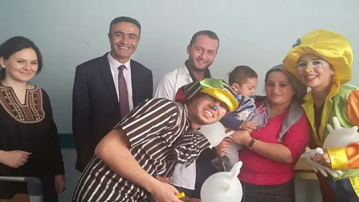 Hasta Çocuklar Palyaço İle Eğlendi