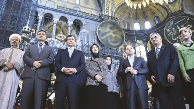 Davutoğlu: Bize icraatlar düşer onlara hakaret etmek