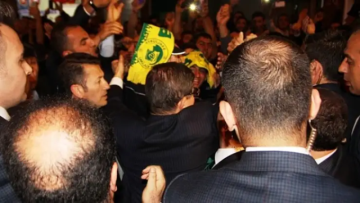 Başbakan Davutoğlu Şanlıurfa'da ezilme tehlikesi geçirdi